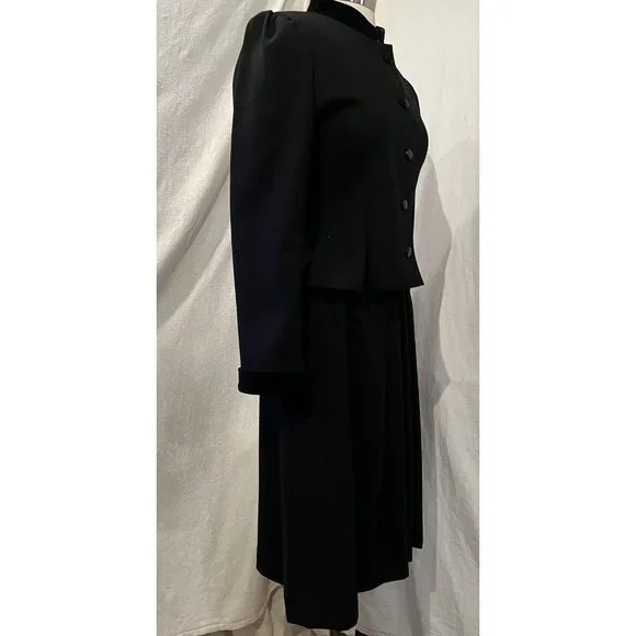 Sophisticated Black Skirt Set - Picture 15 of 16
